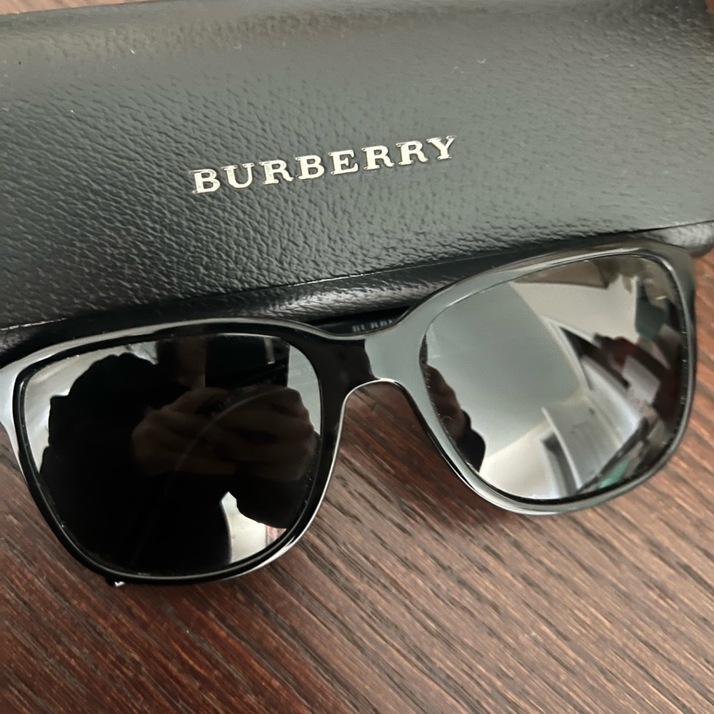 Burberry Black Sunglasses (Unisex)